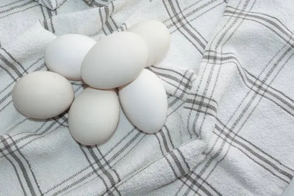 Diverse Reusachtige Witte Kippeneieren Een Witte Geruite Keukendoek — Stockfoto