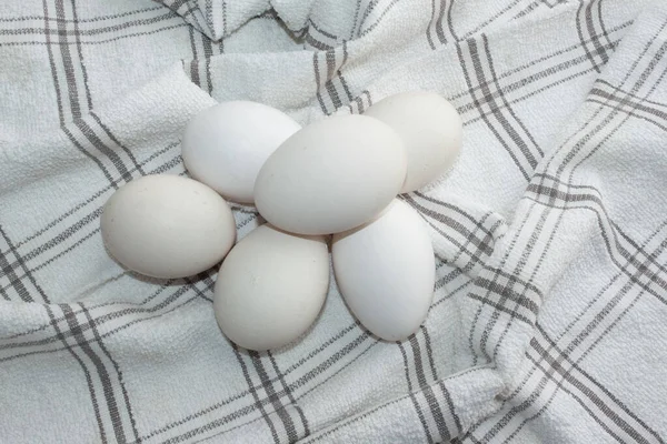 Diverse Reusachtige Witte Kippeneieren Een Witte Geruite Keukendoek — Stockfoto