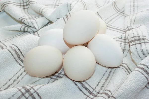 Diverse Reusachtige Witte Kippeneieren Een Witte Geruite Keukendoek — Stockfoto