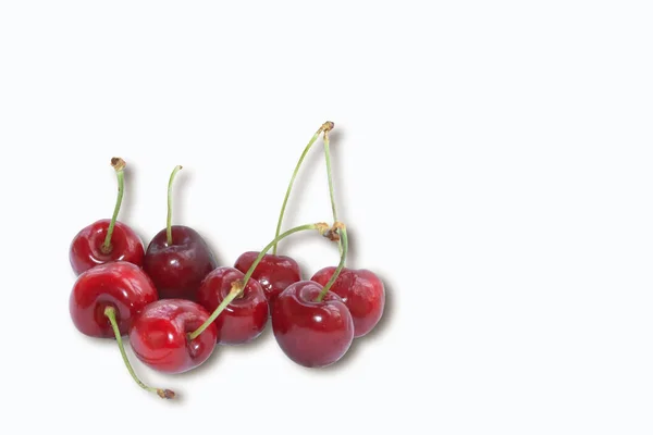 Cerezas Rojas Maduras Aisladas Sobre Fondo Blanco — Foto de Stock