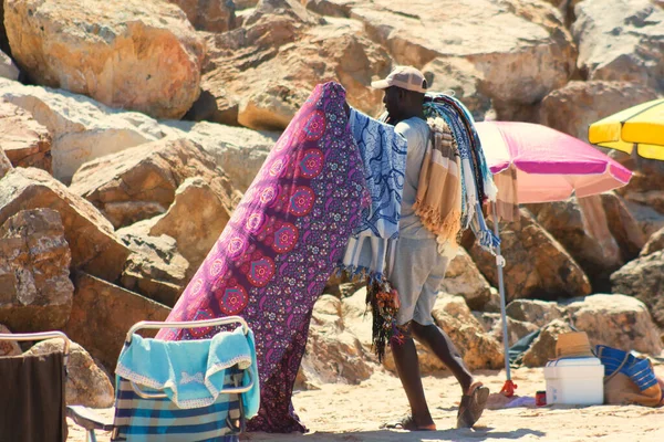 Homem Afro Americano Vende Toalhas Praia Praia Espanha Puerto Santa — Fotografia de Stock