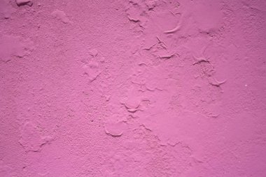 Duvar eski kabuk soyma alçısıyla kaplı. Pembeye boyanmış. Arka plan ve dokular..