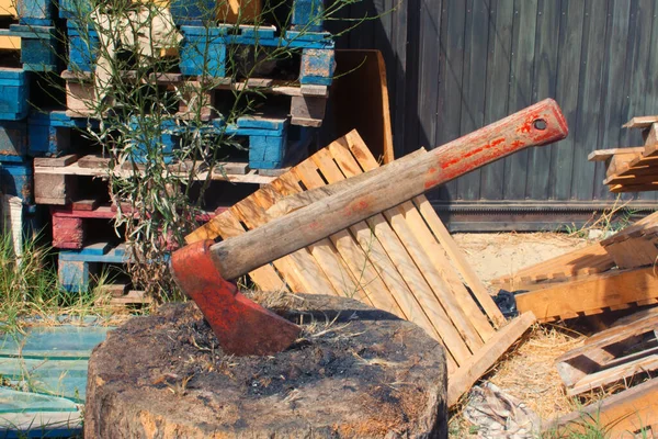 Hacha Grande Pintada Rojo Pegada Tronco Grande Sobre Fondo Tablones — Foto de Stock