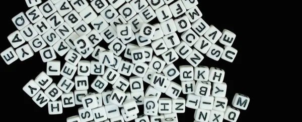 Cubos Brancos Espalhados Aleatoriamente Com Letras Isoladas Fundo Preto — Fotografia de Stock