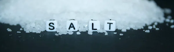 Tas Sel Éparpillé Sur Fond Noir Avec Des Cubes Blancs — Photo