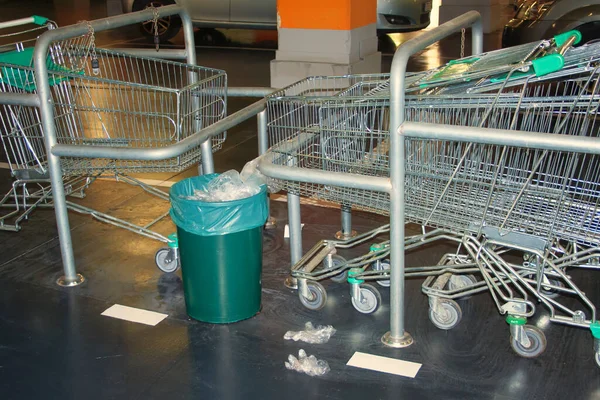 Vozíky Supermarketu Naskládané Řadě Koš Ochrannými Rukavicemi Proti Viru — Stock fotografie