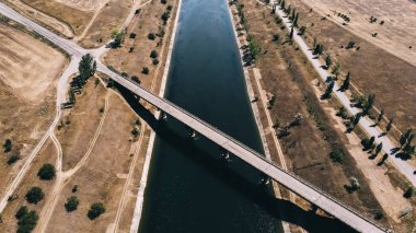 Dar bir kanal üzerinde köprü