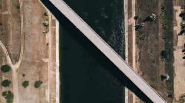 Dar bir kanal üzerinde köprü