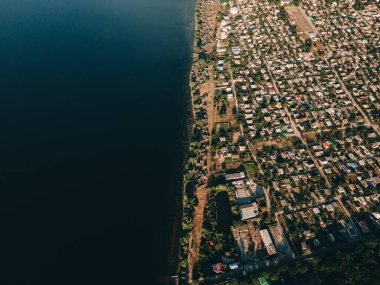 şehir ve nehir manzarası
