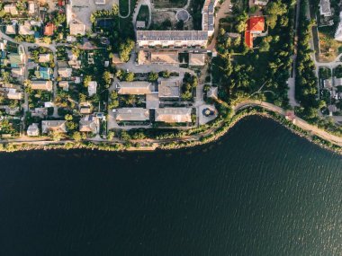 şehir ve nehir manzarası