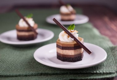 Tabak sosis ile mantar kapaklar