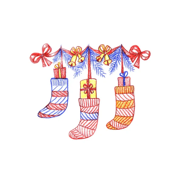 Jolies chaussettes de dessin animé, bas suspendus à une corde. Guirlande de décor isolée. Pour le modèle de conception d'hiver. Noël — Photo