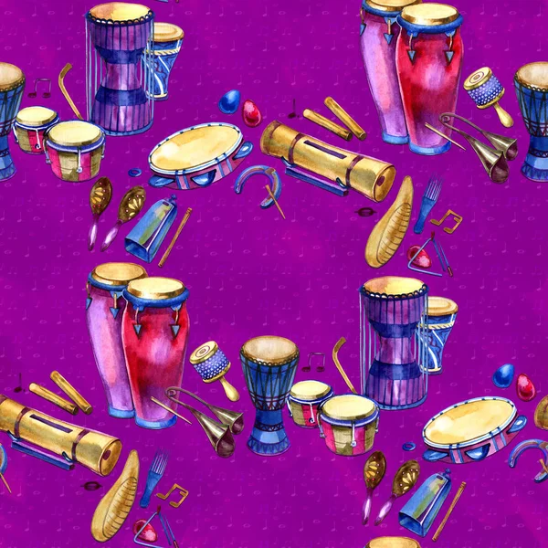 Patrón sin costuras con tambores y percusión en estilo acuarela y elementos geométricos decorativos sobre fondo rosa púrpura. Diseño colorido para la fiesta de música. Dibujar a mano ilustración — Foto de Stock