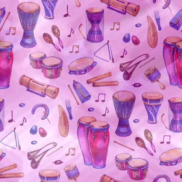 Naadloze patroon met drums en percussie in aquarel stijl en decoratieve geometrische elementen op paars roze achtergrond. Kleurrijk ontwerp voor muziek, party. Hand loting illustratie — Stockfoto