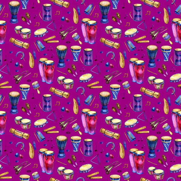 Naadloze patroon met drums en percussie in aquarel stijl en decoratieve geometrische elementen op paars roze achtergrond. Kleurrijk ontwerp voor muziek, party. Hand loting illustratie — Stockfoto