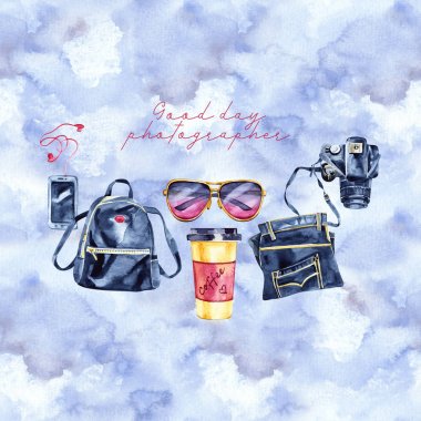 Hipster seyahat seti Sketch: fotoğraf makinesi, kot pantolon, gözlük, snickers, şapka, sırt çantası. Vintage tarzı. El çizim suluboya ve mürekkep. Beyaz arka planda yalıtılmış