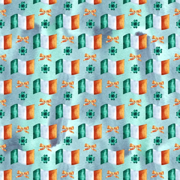 Fondo sin costuras con los símbolos del Día de San Patricio. Ilustración dibujada a mano en acuarela con bandera irlandesa. Patrón de vacaciones . —  Fotos de Stock