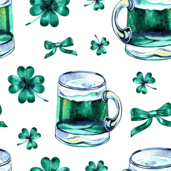 Fondo sin costuras con los símbolos del Día de San Patricio. Acuarela ilustración dibujada a mano con vaso de cerveza. Patrón de vacaciones . — Foto de Stock