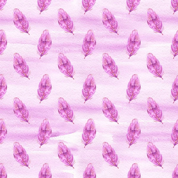 흰색 배경에 손으로 그린 수채화 깃털 매끄러운 패턴. 텍스처 핑크 보헤미안 장식. 포장지, 직물 및 직물용 파스텔 장식. — 스톡 사진