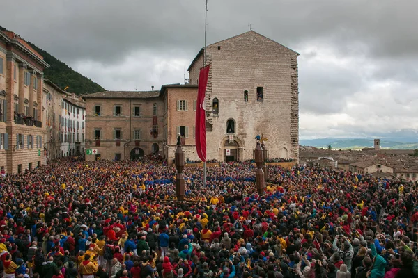 Gubbio, İtalya - 15 Mayıs 2018: Ünlü festa dei ceri Gubbio tarihi merkezi ortaçağ köyü, Umbria birçok kişi ile