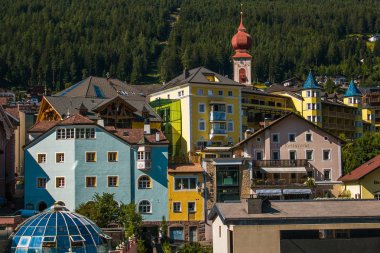 Ortisei, İtalya - 16 Temmuz 2018: Panoramik Ortisei, Kuzey İtalya'daki South Tyrol kasabada. Alpler parçasıdır bir dağ zinciri Val Gardena Dolomites içinde kaplar.