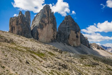 Drei Zinnen veya Tre Cime di Lavaredo görünümünü üzerinde sky, Sextener Dolomiten veya Dolomiti di Sesto, Güney Tirol, güzel bulut ile Dolomites dağlar, İtalyan Alpleri