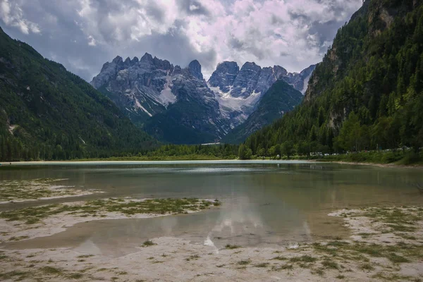 美しいイタリア ドロミテ アルプスの山湖 Landro — ストック写真