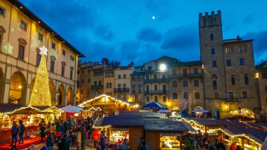 Arezzo, İtalya - 17 Kasım 2018: Noel pazarı ve ağaç Piazza Grande Arezzo, Toskana, İtalya