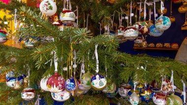 Bolzano, İtalya - 2 Aralık 2018: Tipik Noel pazarı Piazza Walther, Bolzano, Alto Adige, İtalya