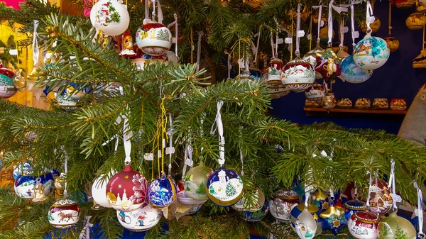 Bolzano, İtalya - 2 Aralık 2018: Tipik Noel pazarı Piazza Walther, Bolzano, Alto Adige, İtalya