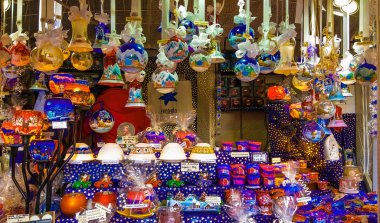 Innsbruck, Avusturya - 1 Aralık 2018: Harika el yapımı topları Noel pazarı veya christkindlmark Innsbruck, Tyrol, Avusturya