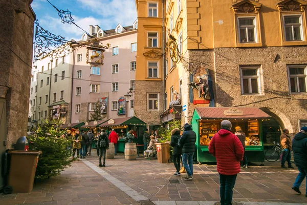 Innsbruck, Avusturya - 1 Aralık 2018: Noel pazarı ünlü masalı sokakta Innsbruck Tirol, Avusturya