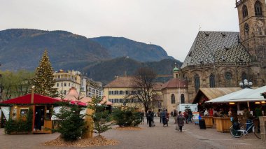 Bolzano, İtalya - 2 Aralık 2018: Piazza Walther, Bolzano merkezi geleneksel Noel Pazar ile