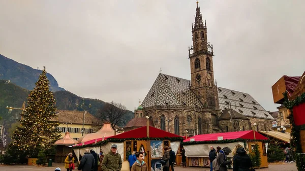 Bolzano Talya Aralık 2018 Büyük Noel Baba Noel Pazar Parkta — Stok fotoğraf