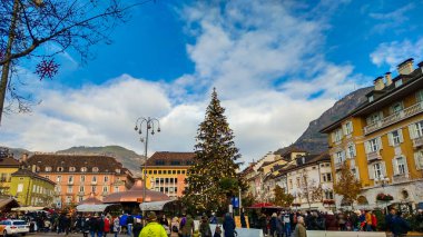 Bolzano, İtalya - 2 Aralık 2018: Görünüm dev Noel ağacı ve geleneksel christkindlmarkt Bolzano, İtalya'nın merkezinde, Piazza Walther