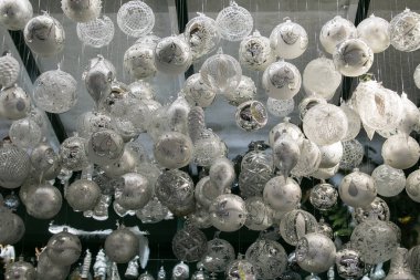 Beyaz dekorasyon Noel pazarı, Salsburg Avusturya topları