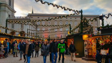 Salzburg, Avusturya - 8 Aralık 2018: Çok sayıda turistin güzel Noel piyasada Salzburg Avusturya, Europe
