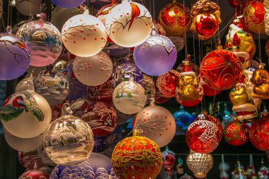Salzburg, Avusturya - 8 Aralık 2018: Mumlar, Noel topları ve diğer Noel christkindlmarkt birinde Satılık Salzburg city Avusturya, Europe