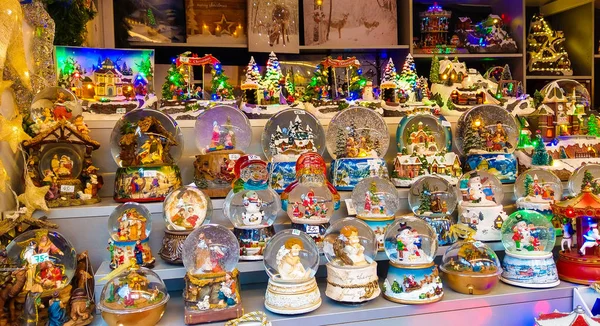 Salzburg, Avusturya - 9 Aralık 2018: Renkli snowglobes Salsburg Avusturya, Europe geleneksel Noel pazarında