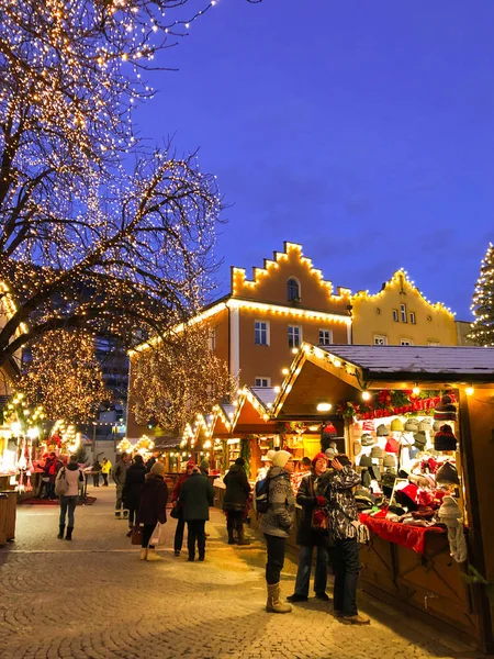 Vıpıteno, İtalya - 13 Aralık 2018: Geleneksel Noel Pazar Ana Meydanı, Vıpıteno (Sterzing) gece, Alto Adige, İtalya
