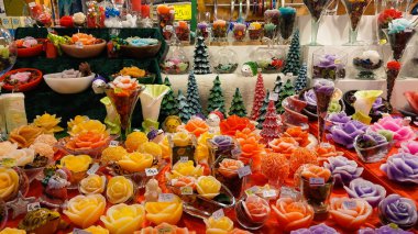 Ancona, İtalya - 12 Aralık 2018: Renkli mum ve ağaç Noel piyasada Ancona İtalya