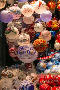 Salzburg, Avusturya - 9 Aralık 2018: Renkli ve ünlü Noel pazarı Avusturya Salzburg, boyalı asılı topları