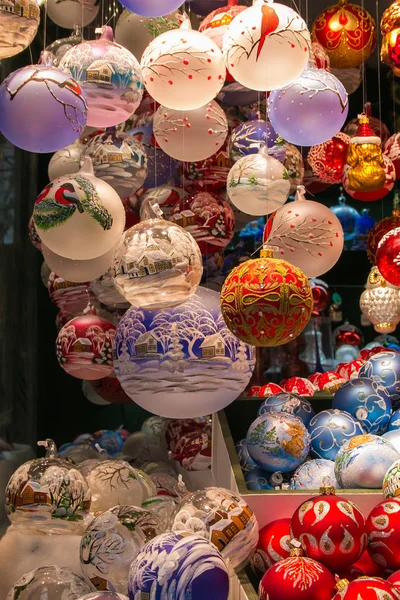 Salzburg, Avusturya - 9 Aralık 2018: Renkli ve ünlü Noel pazarı Avusturya Salzburg, boyalı asılı topları