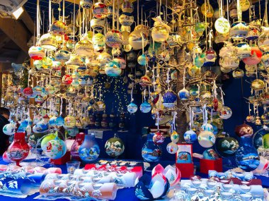 Bressanone, İtalya - 14 Aralık 2018: Renkli baubles geleneksel Noel Pazar Bressanone Alto Adige, İtalya