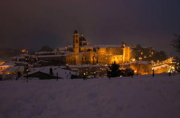 Vista Mágica Ciudad Urbino Con Nieve Por Noche Región Las —  Fotos de Stock