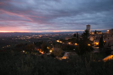 Romantik görünümünde Assisi kış günbatımı sırasında Umbria