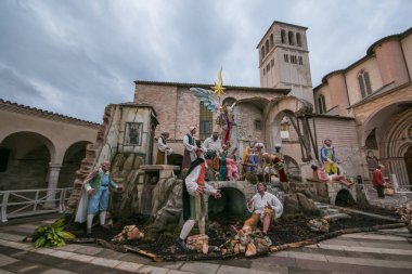 Assisi, İtalya - 21 Aralık 2018: Doğum sahnesi önünde Basilica Saint Francis Assisi, Umbria