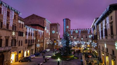 Todi, İtalya - 22 Aralık 2018: Müstehcen Ortaçağ Meydanı (Piazza del Popolo) Todi Noel ağacı ve süslemeleri ile gün batımında