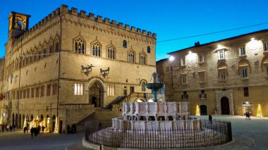 Fontana Maggiore, Katedral ve Palazzo dei Priori Perugia şehri arasında geceleri, Umbria yer alan anıtsal Ortaçağ Çeşme görünümünü