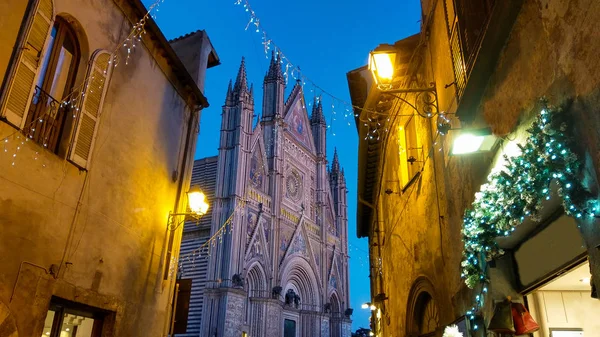 Harika manzarasını alacakaranlıkta Orvieto katedralde Umbria